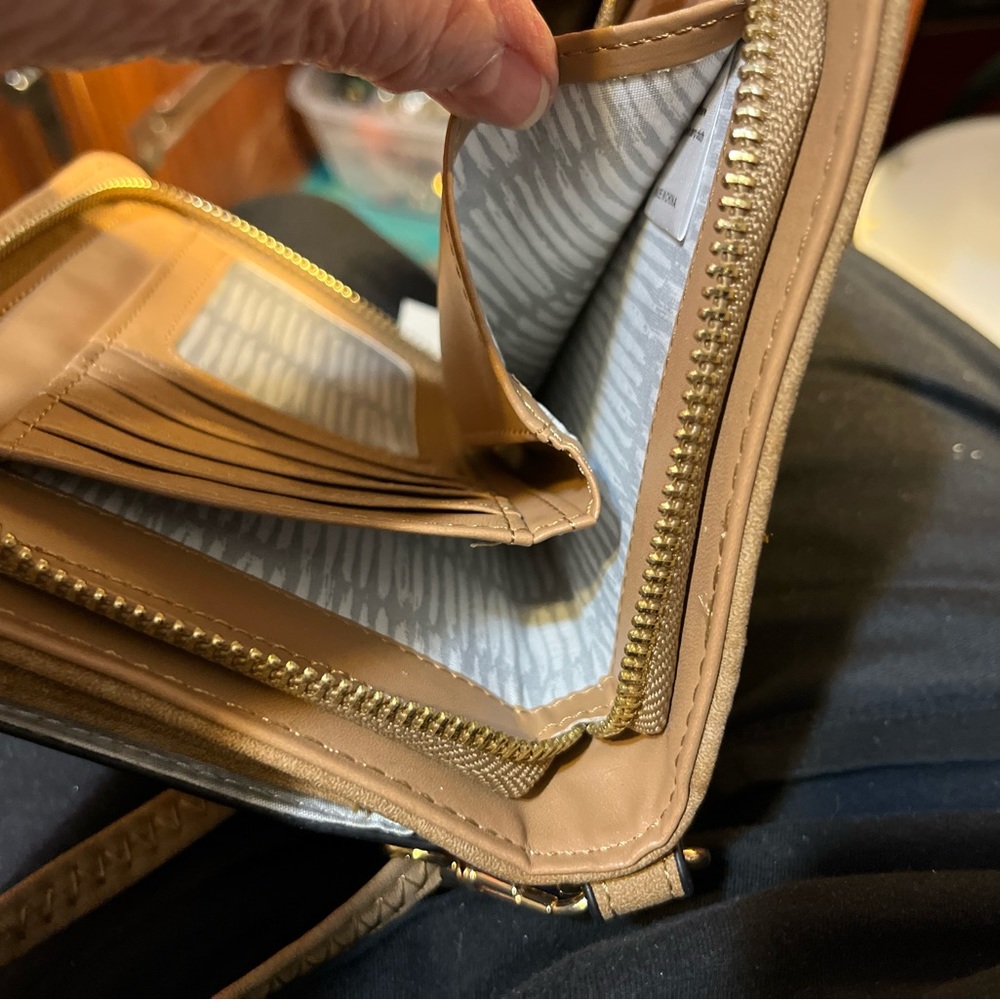 Francesca’s Small woven crossbody - Picture 4 of 9